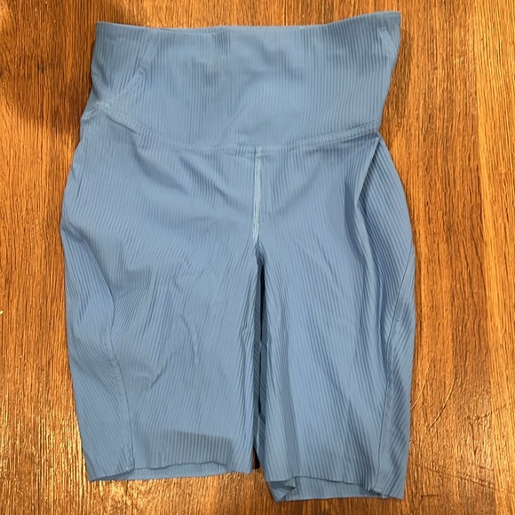 LuluLemon ribbed high waist biker shorts, size 4 periwinkle color - Picture 3 of 5